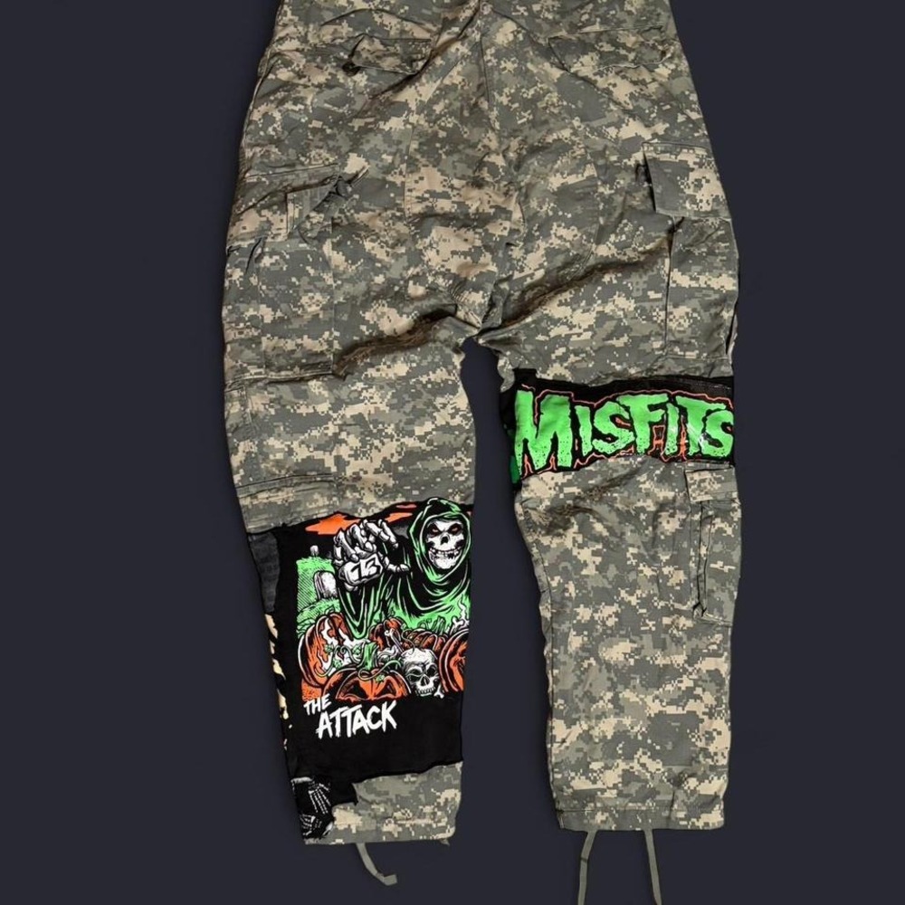 Misfits camo cargo pants with skull and crossbones design MEN SIZE L - Picture 2 of 6